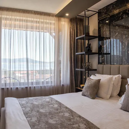 Family The View & 3*